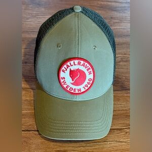 Fjallraven Sweden 1960 Green Red Mesh Snap L/XL Trucker Hat